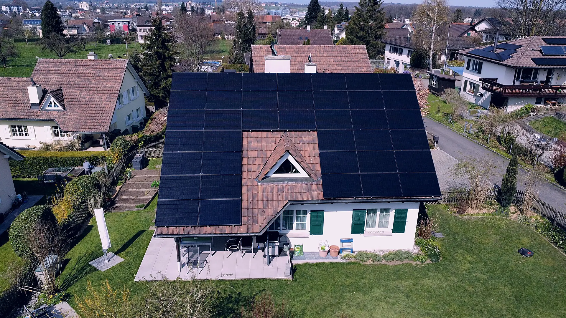 Einfamilienhaus mit vollflächig belegtem Schrägdach, Photovoltaikanlage