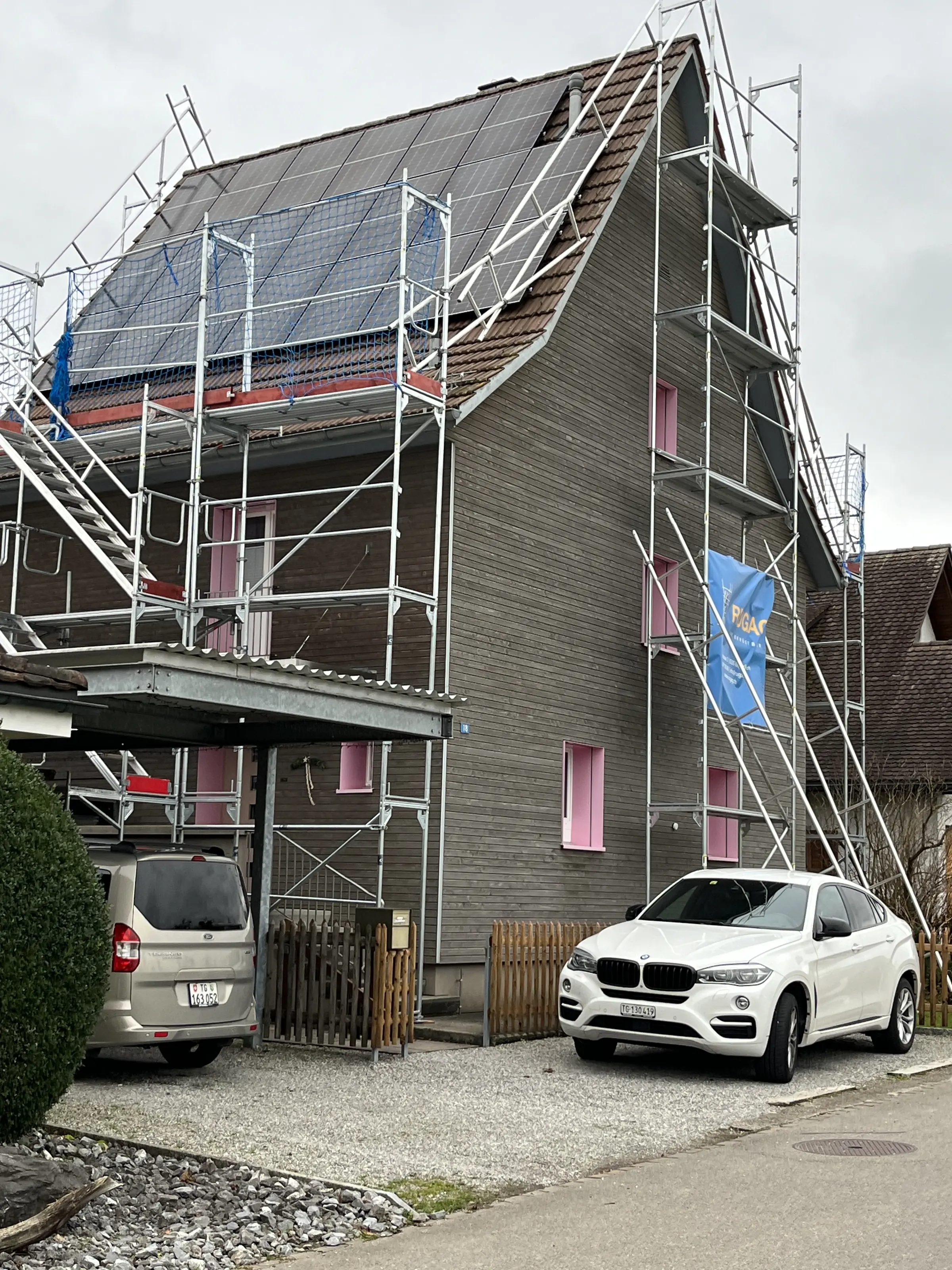 Eingerüstetes Wohnhaus während der Montage einer Photovoltaikanlage