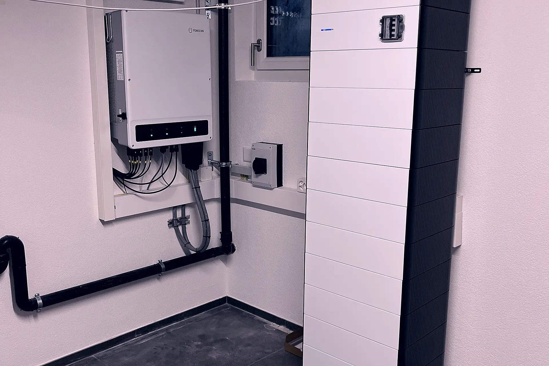 Batteriespeicher und Wechselrichter in einem Technikraum