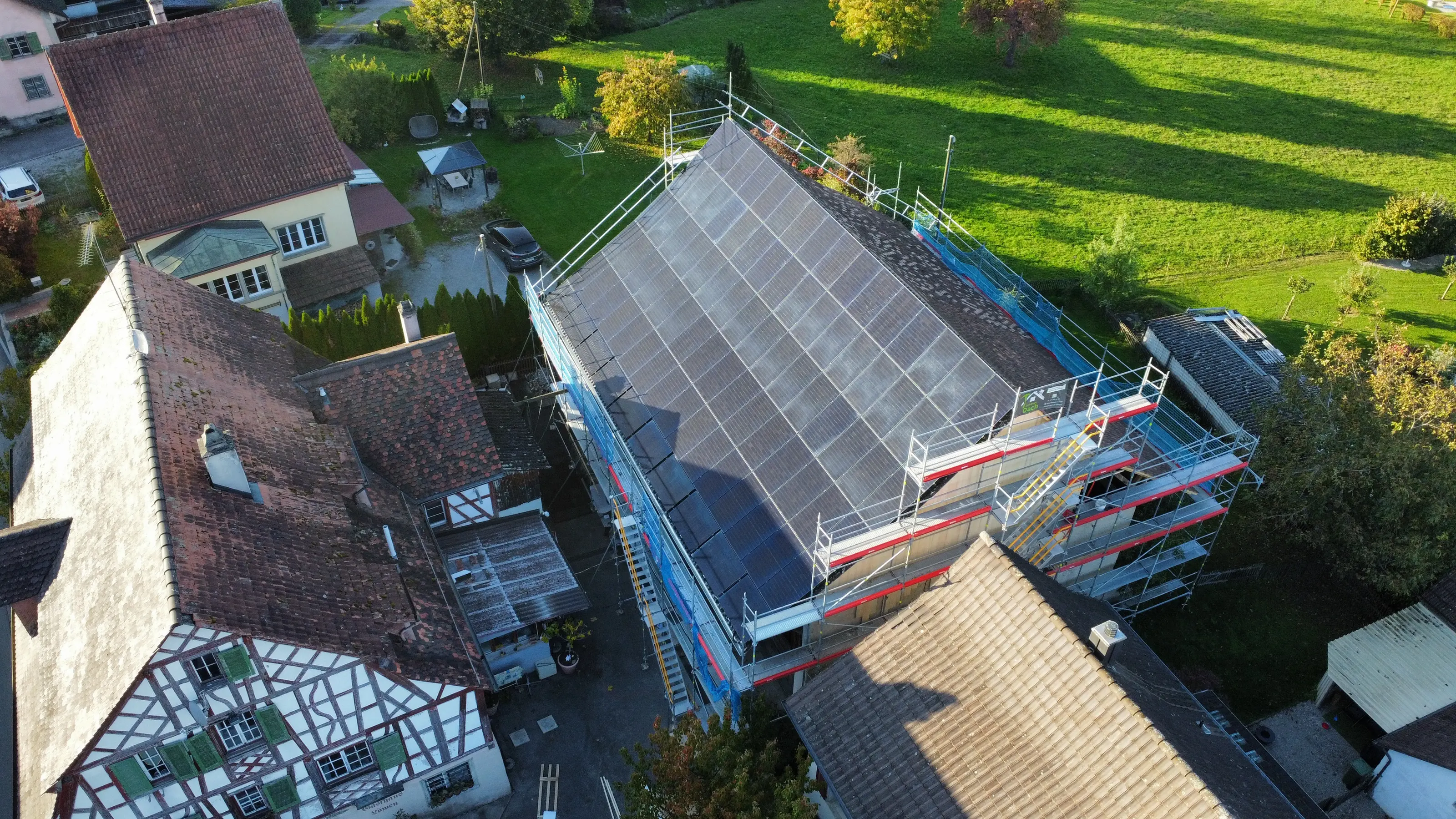Wohnhaus mit Photovoltaikanlage auf steilem Ziegeldach
