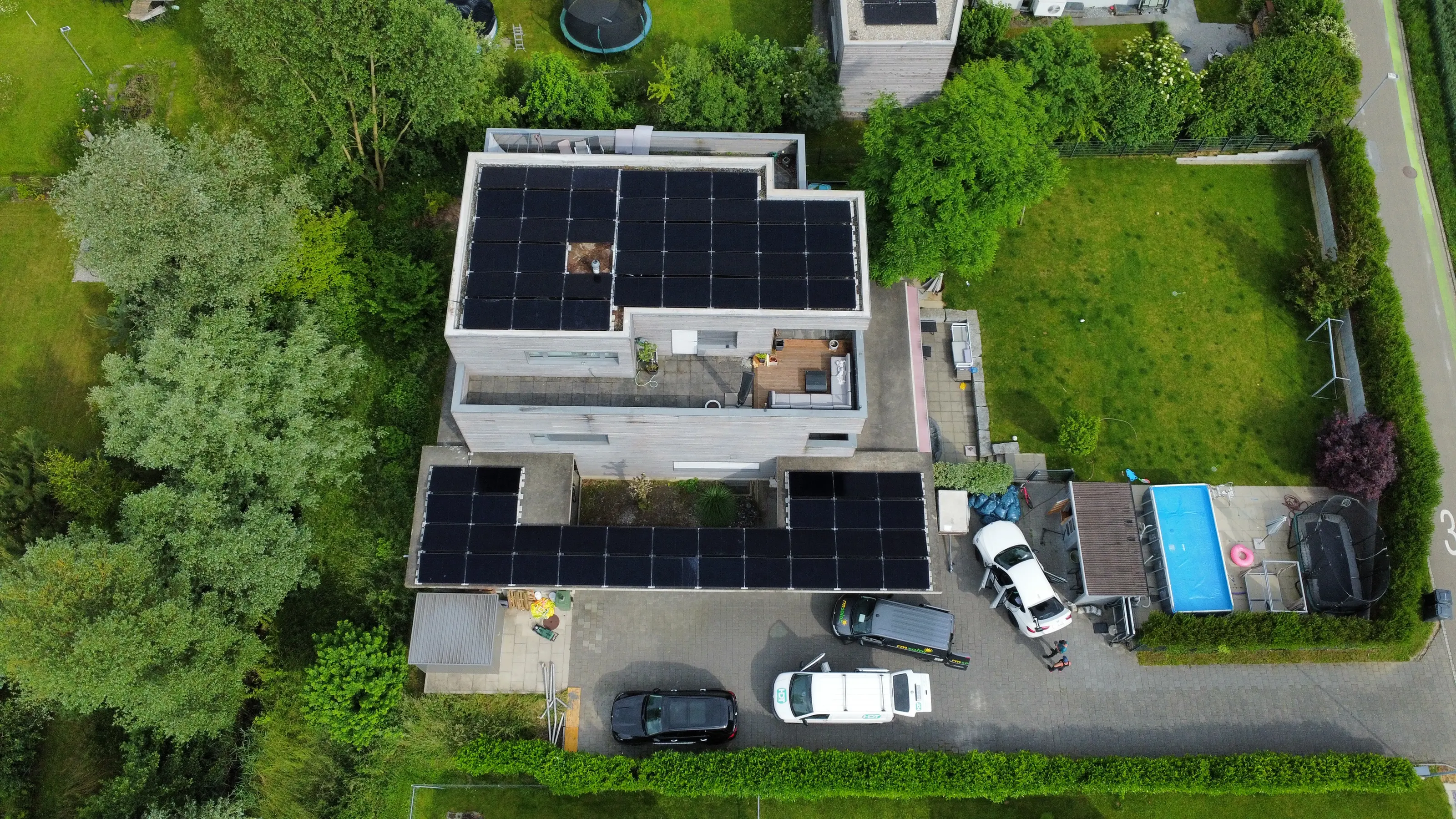 Einfamilienhaus mit Photovoltaikanlage auf dem Flachdach