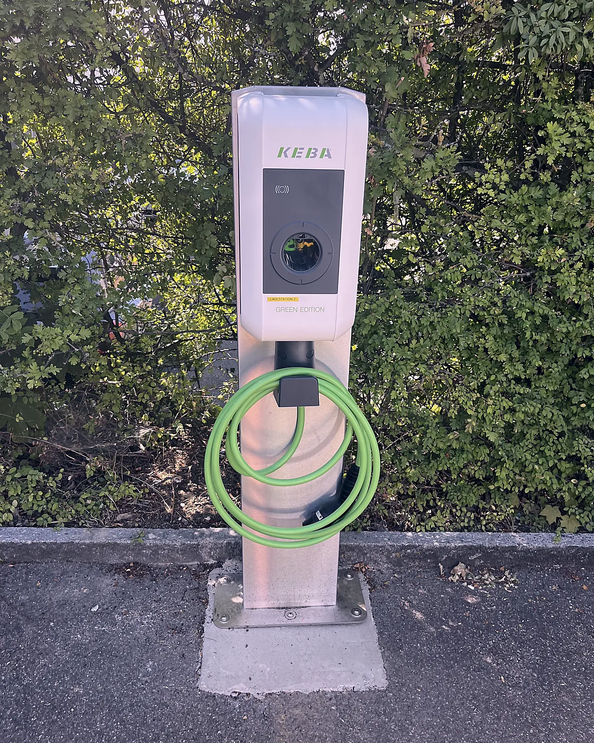 KEBA-Ladestation auf Standsäule mit angeschlossenem Ladekabel