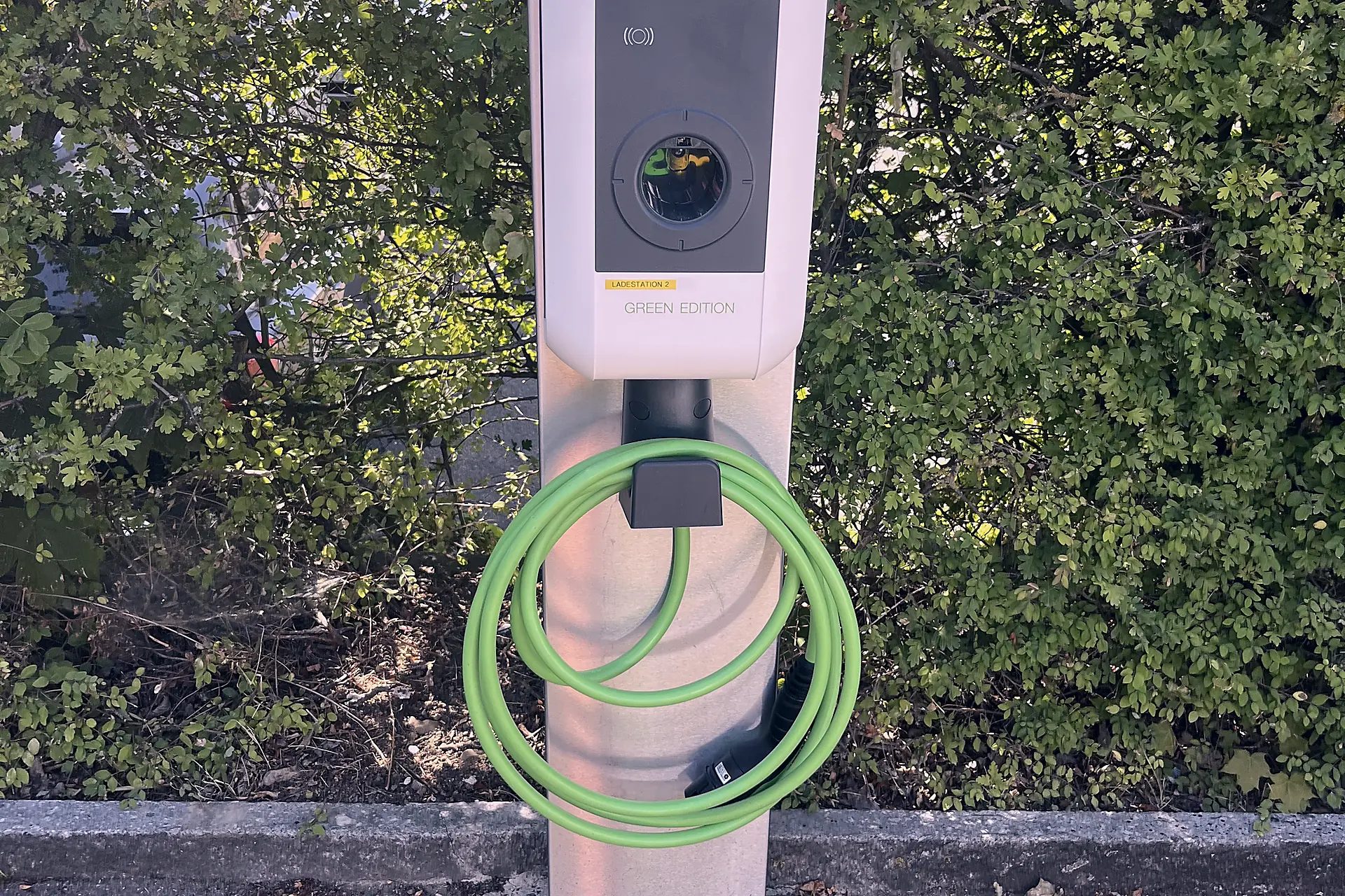 KEBA-Ladestation auf Standsäule mit angeschlossenem Ladekabel