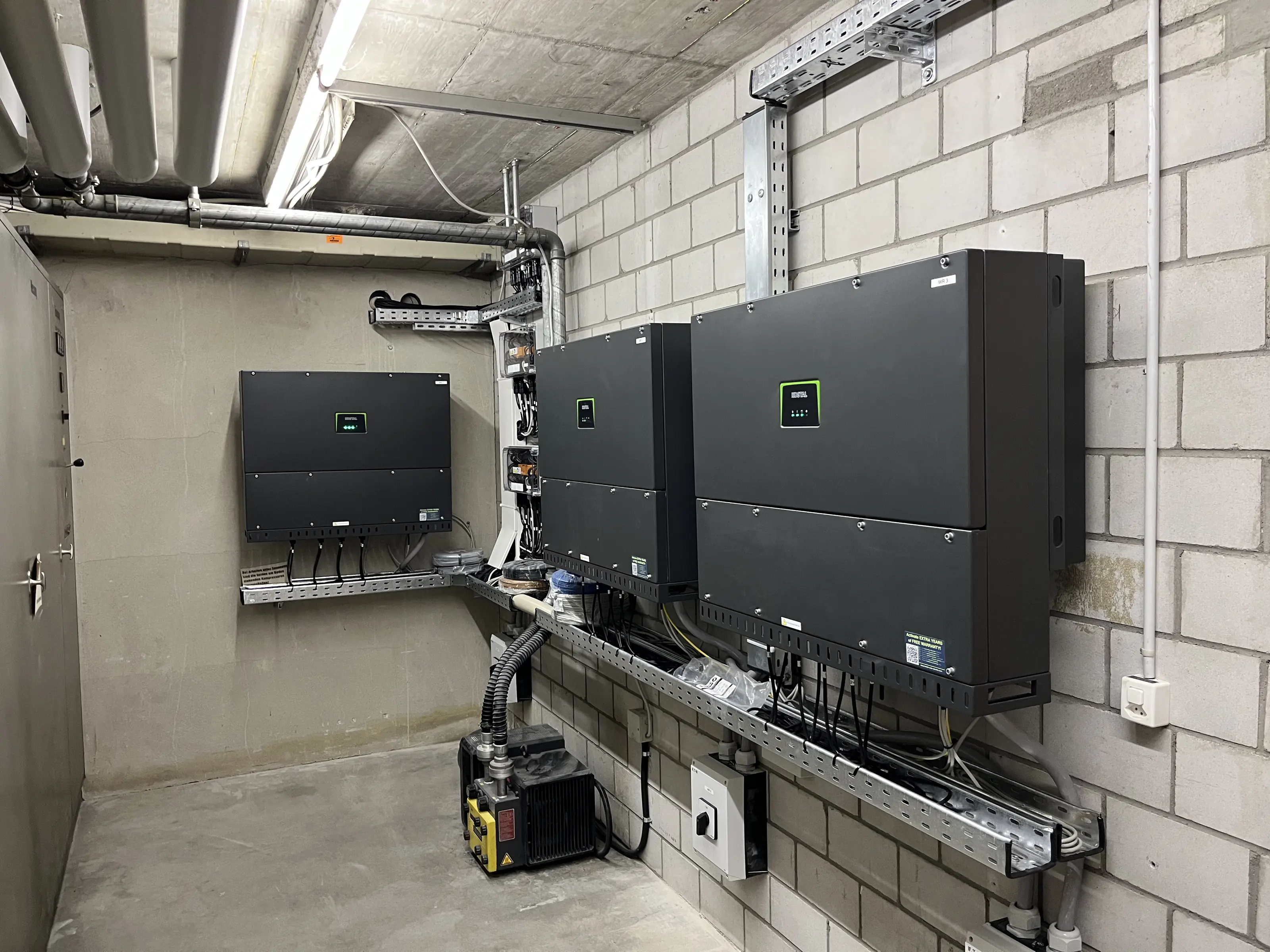 Wechselrichter einer Photovoltaikanlage im Technikraum