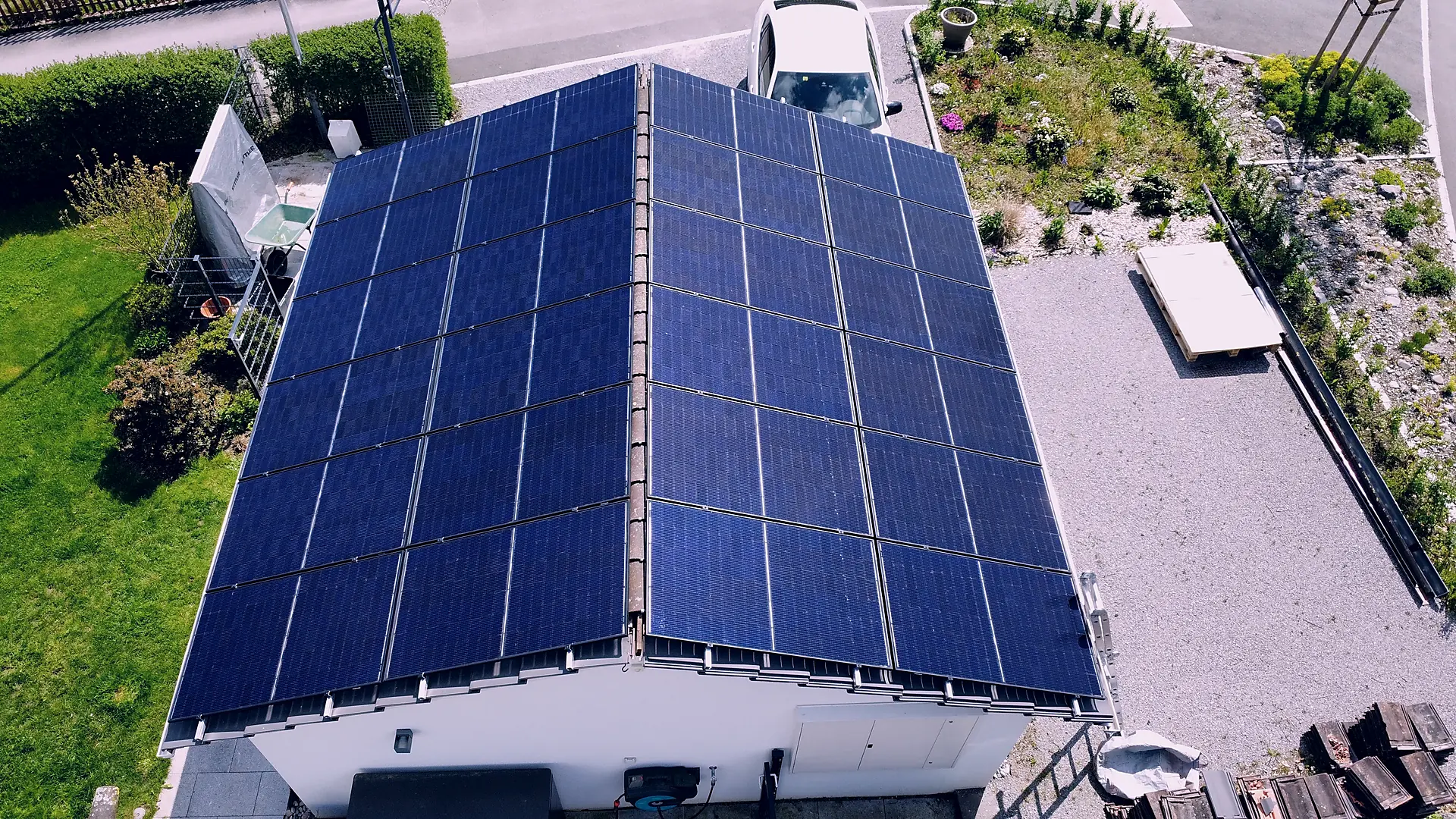 Wohnhaus mit Photovoltaikanlage über dem Carport