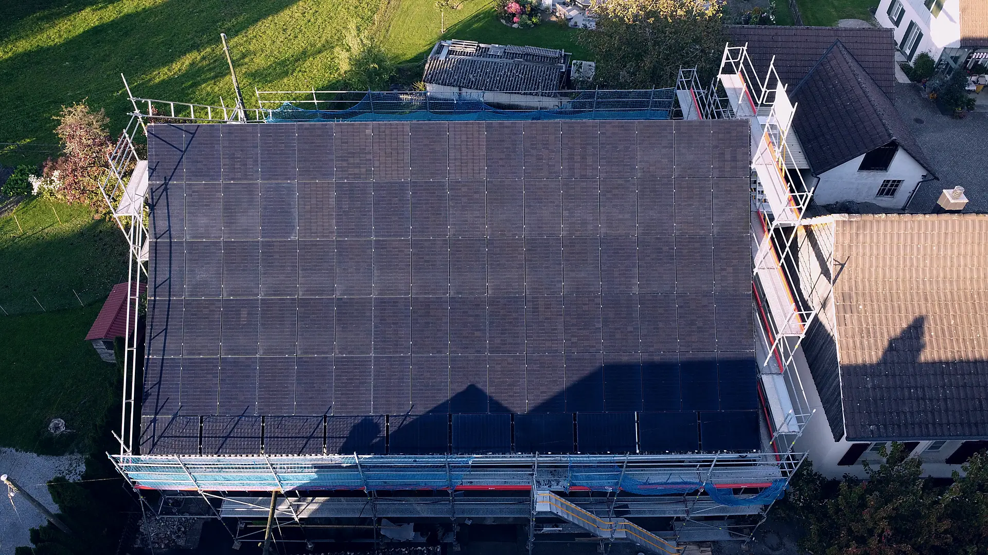 Photovoltaikanlage während der Montage, Luftaufnahme mit Gerüst